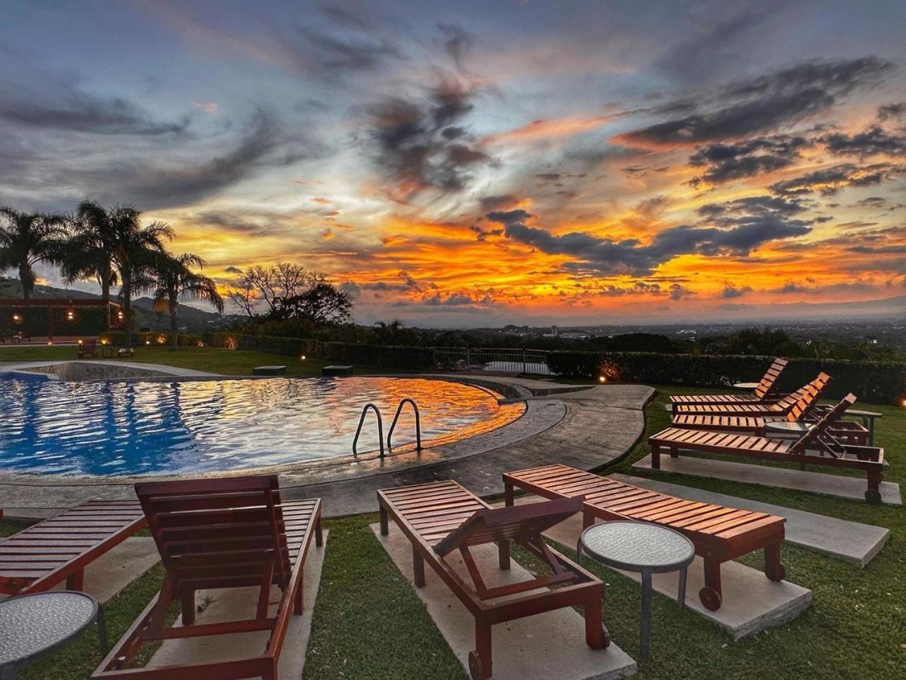 Cr Mariposa Rentals Lakeview Penthouse With Office Space, Pool, Gym, Tennis Santa Ana (San Jose) Exterior foto
